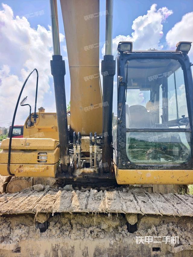 大臂油缸整体 竖拍(工作和回转装置) 大臂油缸整体 竖拍(工作和回转装置)