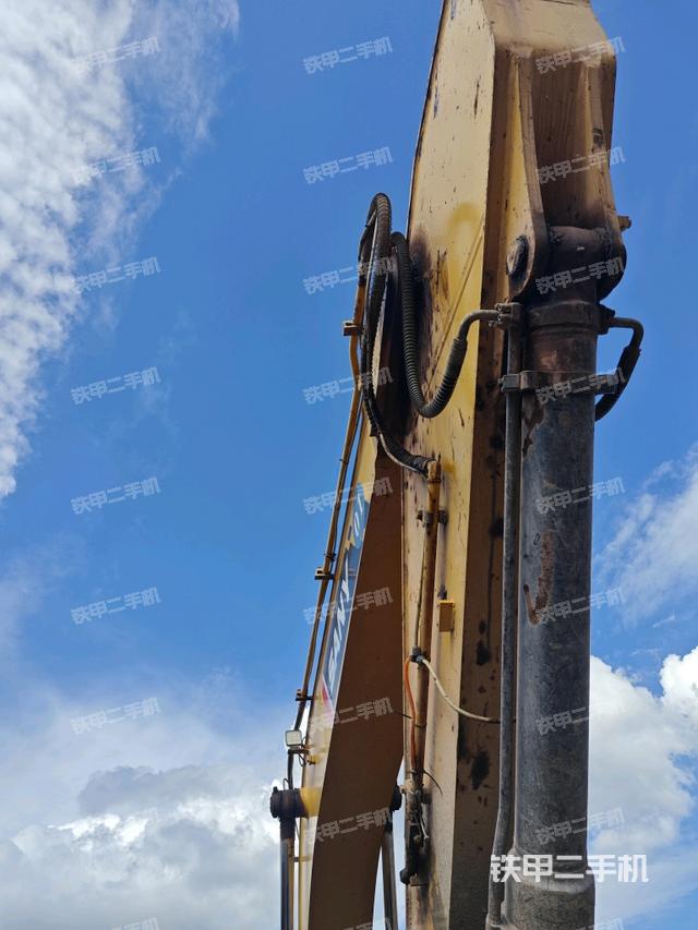 小臂整体右前(工作和回转装置) 小臂整体右前(工作和回转装置)