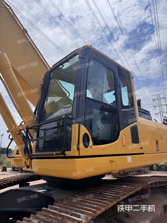 行走控制手柄和踏板 俯拍（驾驶室部分）