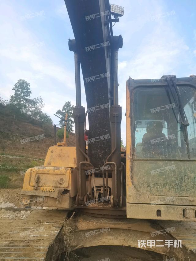 大臂油缸整体 竖拍(工作和回转装置) 大臂油缸整体 竖拍(工作和回转装置)