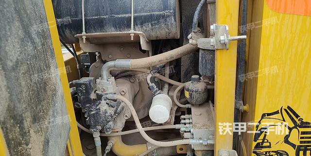 液壓泵艙室正面整體(整機(jī)外觀) 液壓泵艙室正面整體(整機(jī)外觀)