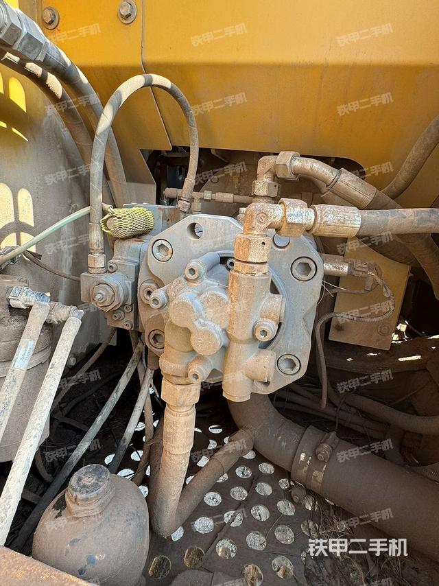 液压泵舱室正面整体(整机外观) 液压泵舱室正面整体(整机外观)
