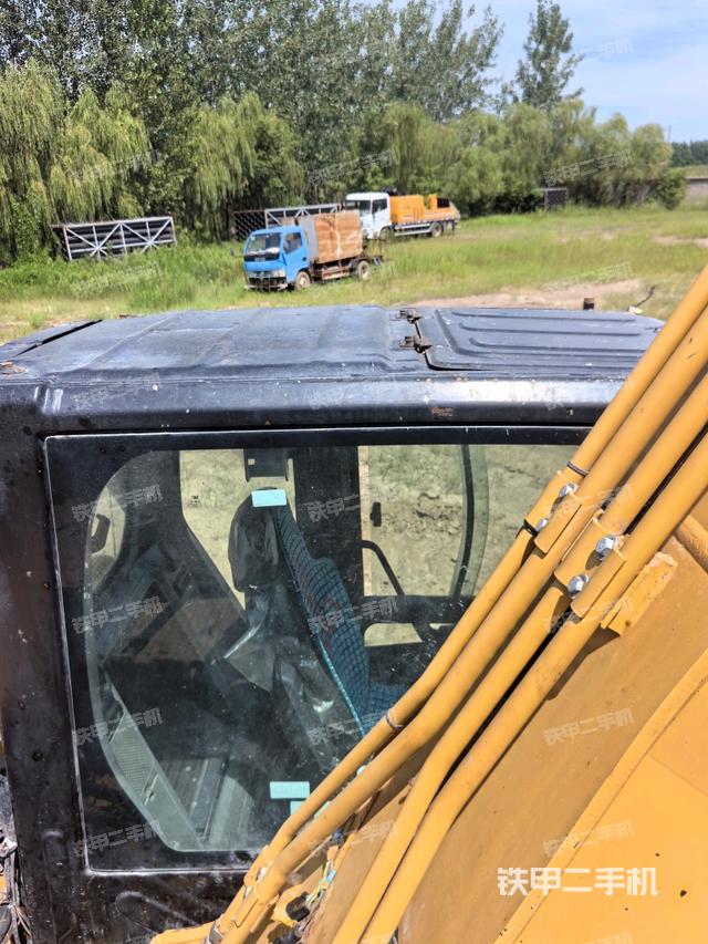 驾驶室顶部(整机外观) 驾驶室顶部(整机外观)