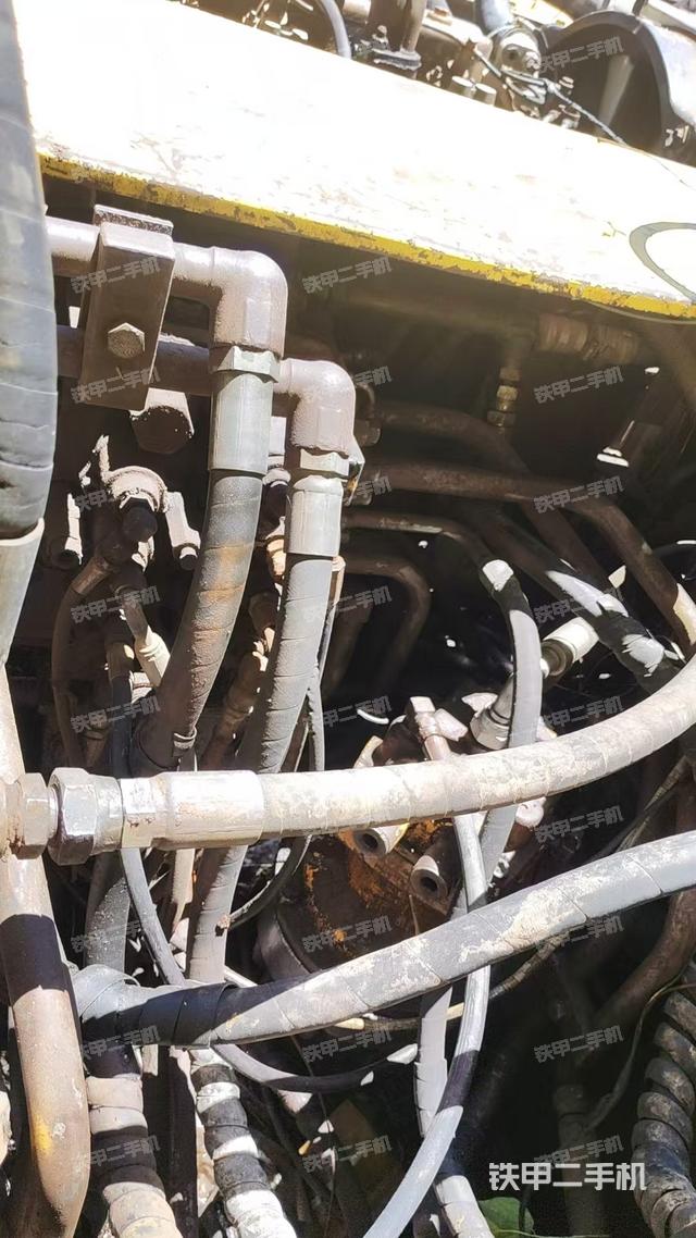 回轉(zhuǎn)馬達(dá)和主控閥(整機(jī)外觀) 回轉(zhuǎn)馬達(dá)和主控閥(整機(jī)外觀)