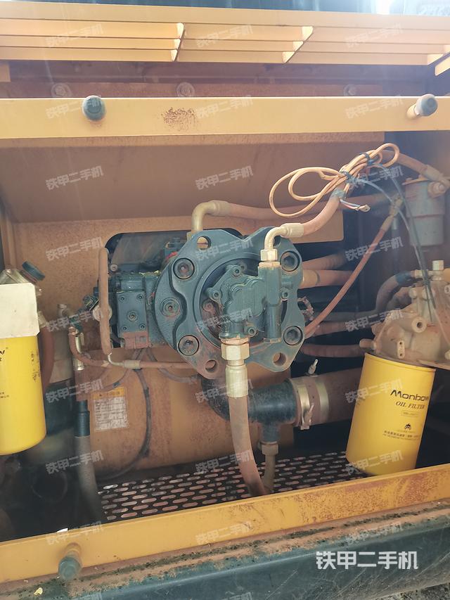 液壓泵艙室正面整體(整機外觀) 液壓泵艙室正面整體(整機外觀)