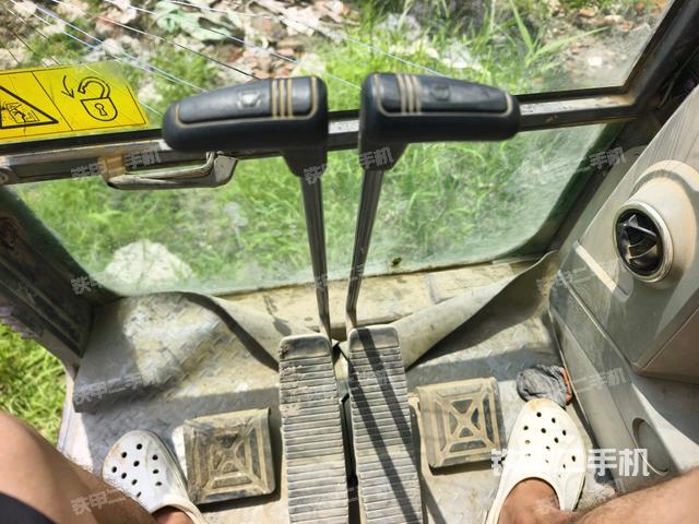 行走控制手柄和踏板 俯拍(驾驶室部分) 行走控制手柄和踏板 俯拍(驾驶室部分)