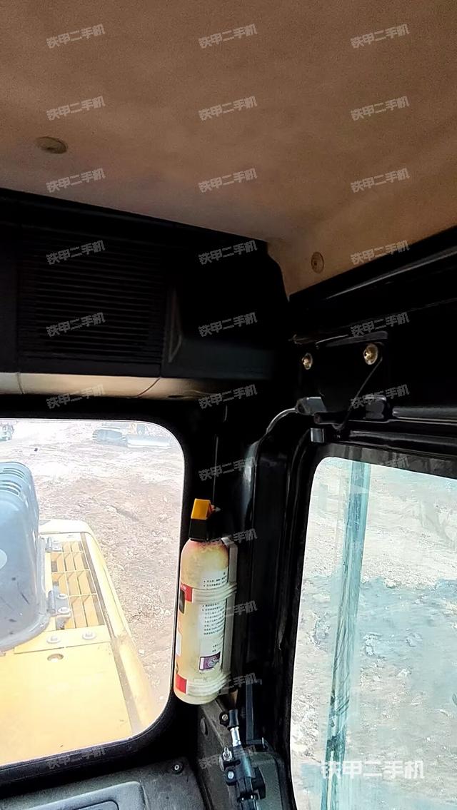 行走控制手柄和踏板 俯拍(驾驶室部分) 行走控制手柄和踏板 俯拍(驾驶室部分)