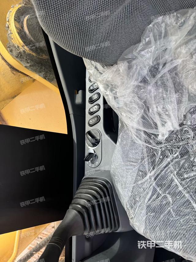 座椅左侧控制台/音响/含左手柄（驾驶室部分）