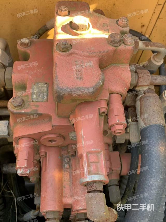 回转马达和主控阀(整机外观) 回转马达和主控阀(整机外观)