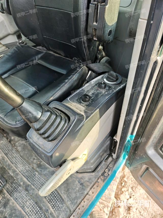 座椅左侧控制台/音响/含左手柄（驾驶室部分）