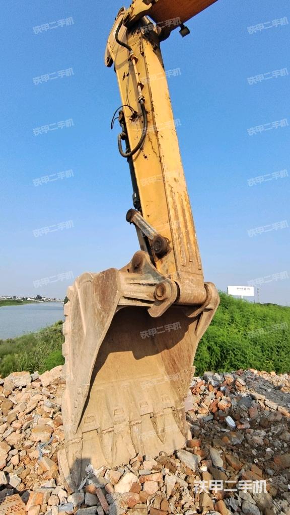 小臂整体左后(工作和回转装置) 小臂整体左后(工作和回转装置)