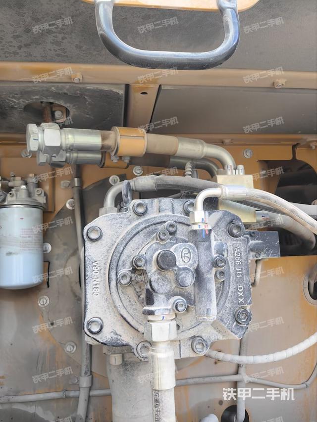 液压泵舱室正面整体(整机外观) 液压泵舱室正面整体(整机外观)