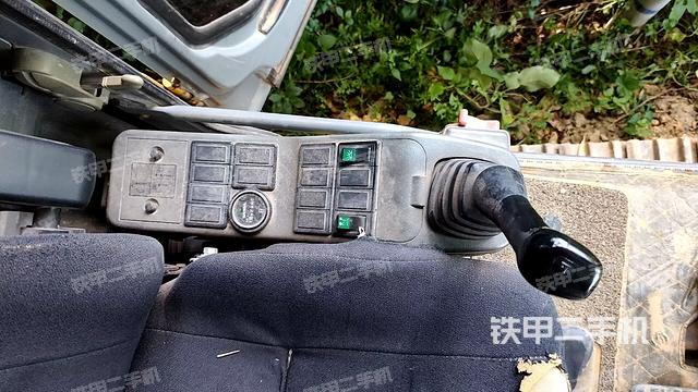 行走控制手柄和踏板 俯拍(驾驶室部分) 行走控制手柄和踏板 俯拍(驾驶室部分)