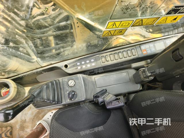 座椅右侧控制台/钥匙门/油门/含右手柄(驾驶室部分) 座椅右侧控制台/钥匙门/油门/含右手柄(驾驶室部分)