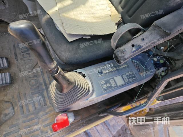 座椅左侧控制台/音响/含左手柄（驾驶室部分）