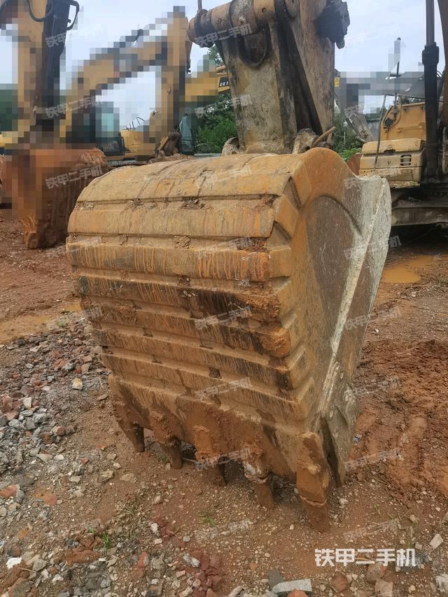 铲斗右后整体(工作和回转装置) 铲斗右后整体(工作和回转装置)