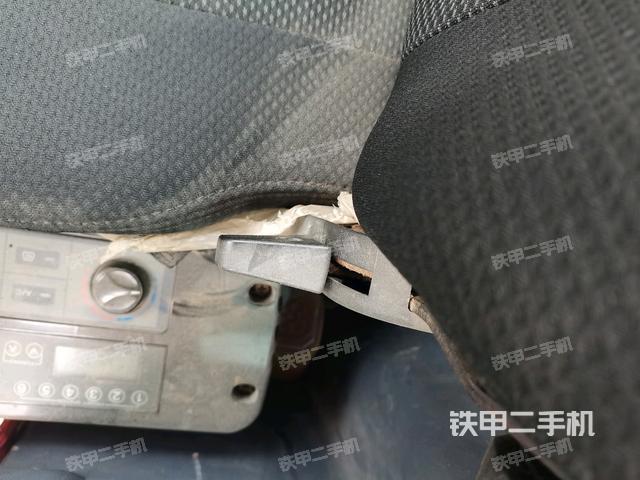 座椅右侧控制台/钥匙门/油门/含右手柄(驾驶室部分) 座椅右侧控制台/钥匙门/油门/含右手柄(驾驶室部分)