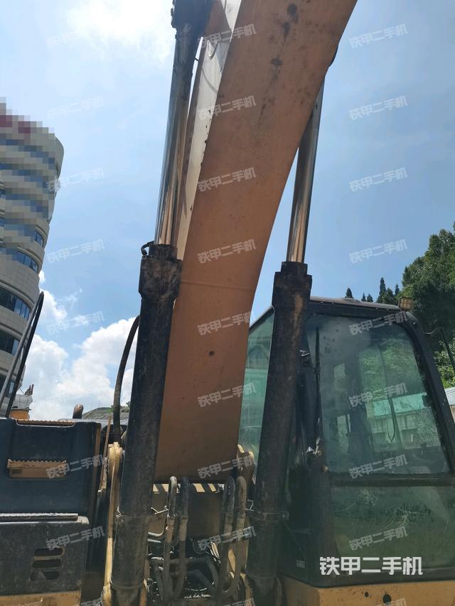 大臂油缸整体 竖拍(工作和回转装置) 大臂油缸整体 竖拍(工作和回转装置)