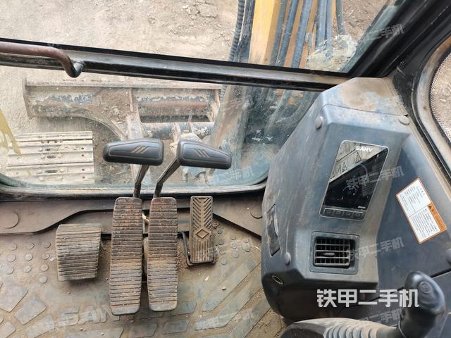 行走控制手柄和踏板 俯拍(驾驶室部分) 行走控制手柄和踏板 俯拍(驾驶室部分)