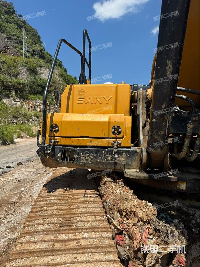 铲斗右后整体(工作和回转装置) 铲斗右后整体(工作和回转装置)