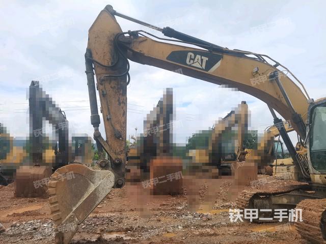 小臂整体左后(工作和回转装置) 小臂整体左后(工作和回转装置)