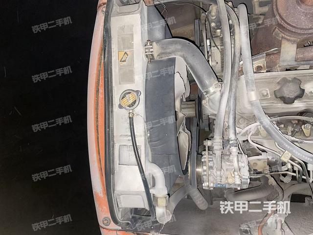 回转马达和主控阀(整机外观) 回转马达和主控阀(整机外观)