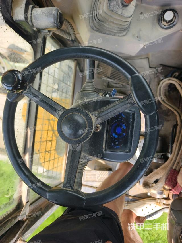 行走控制手柄和踏板 俯拍(驾驶室部分) 行走控制手柄和踏板 俯拍(驾驶室部分)