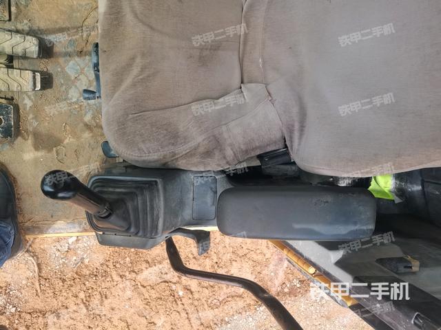 座椅左侧控制台/音响/含左手柄(驾驶室部分) 座椅左侧控制台/音响/含左手柄(驾驶室部分)