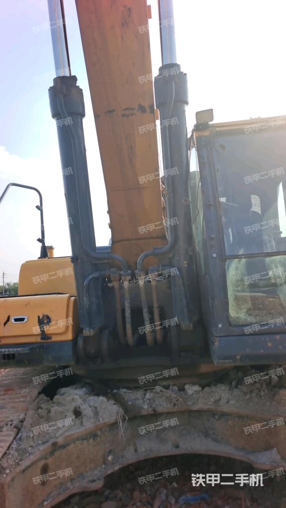 大臂油缸整体 竖拍(工作和回转装置) 大臂油缸整体 竖拍(工作和回转装置)