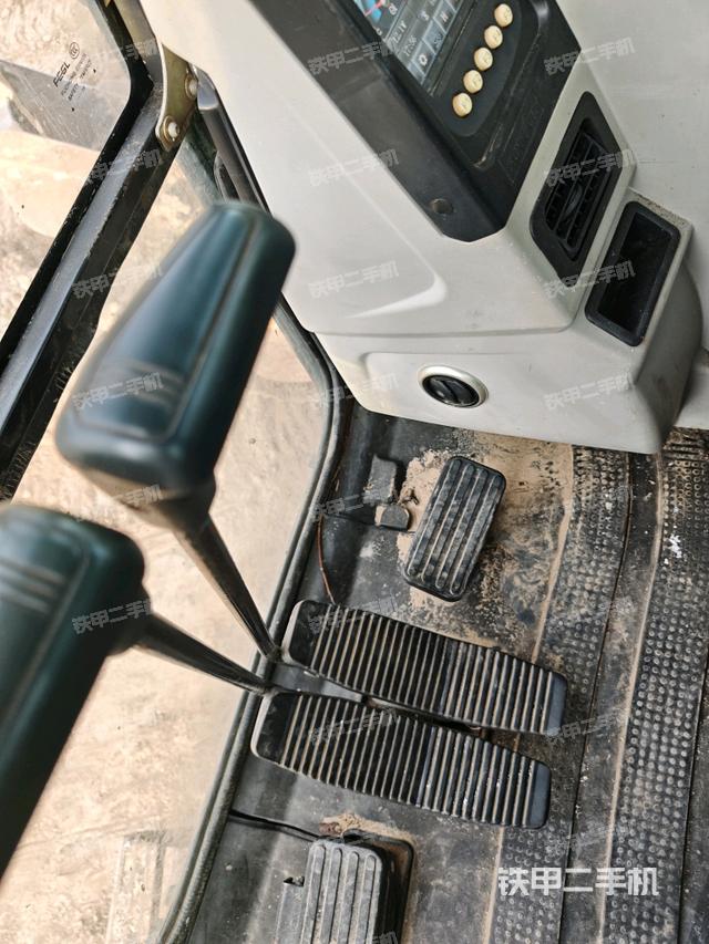 行走控制手柄和踏板 俯拍（驾驶室部分）