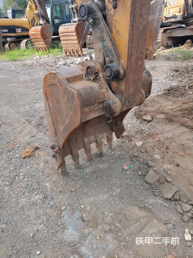 铲斗右后整体(工作和回转装置) 铲斗右后整体(工作和回转装置)