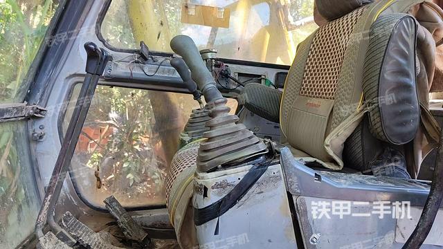 駕駛室整體(整機(jī)外觀) 駕駛室整體(整機(jī)外觀)