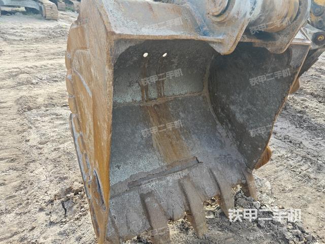 铲斗右后整体(工作和回转装置) 铲斗右后整体(工作和回转装置)