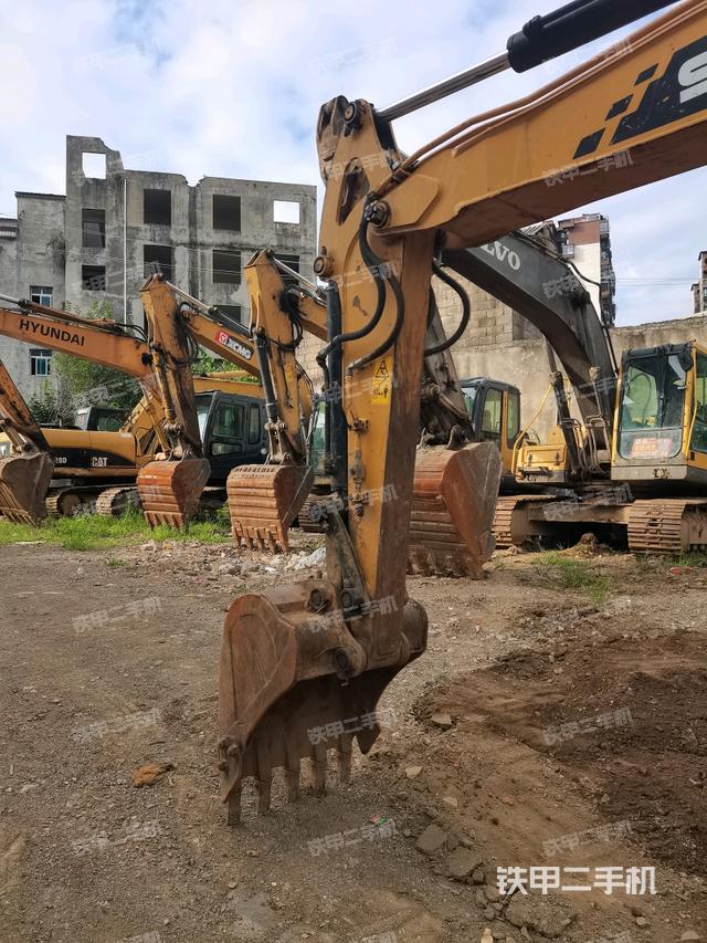 小臂整体左后(工作和回转装置) 小臂整体左后(工作和回转装置)