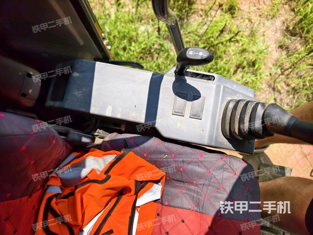 座椅左侧控制台/音响/含左手柄(驾驶室部分) 座椅左侧控制台/音响/含左手柄(驾驶室部分)