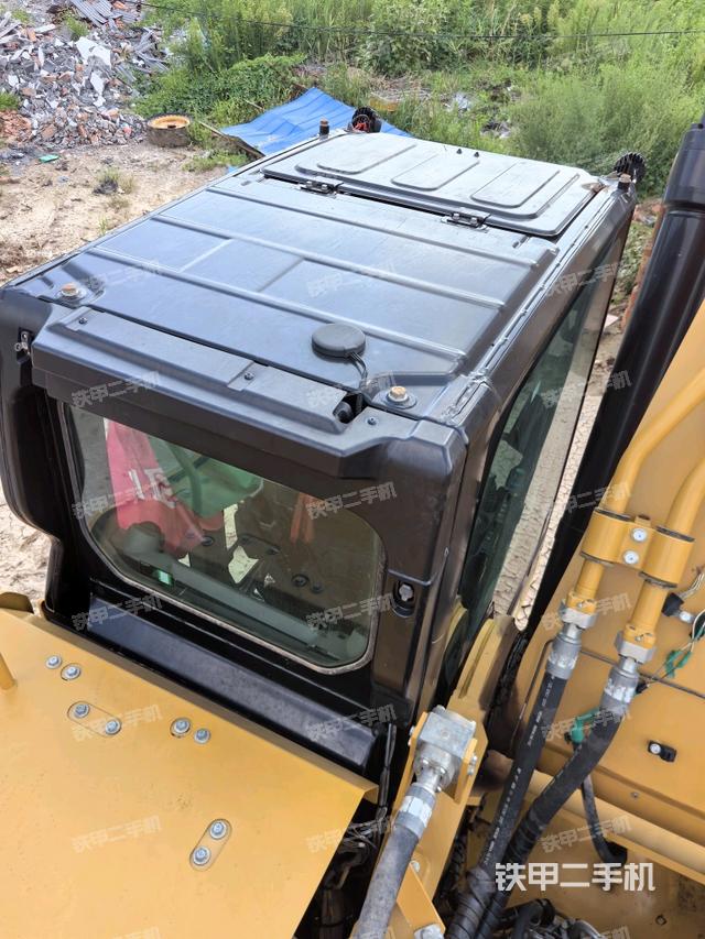 驾驶室顶部(整机外观) 驾驶室顶部(整机外观)