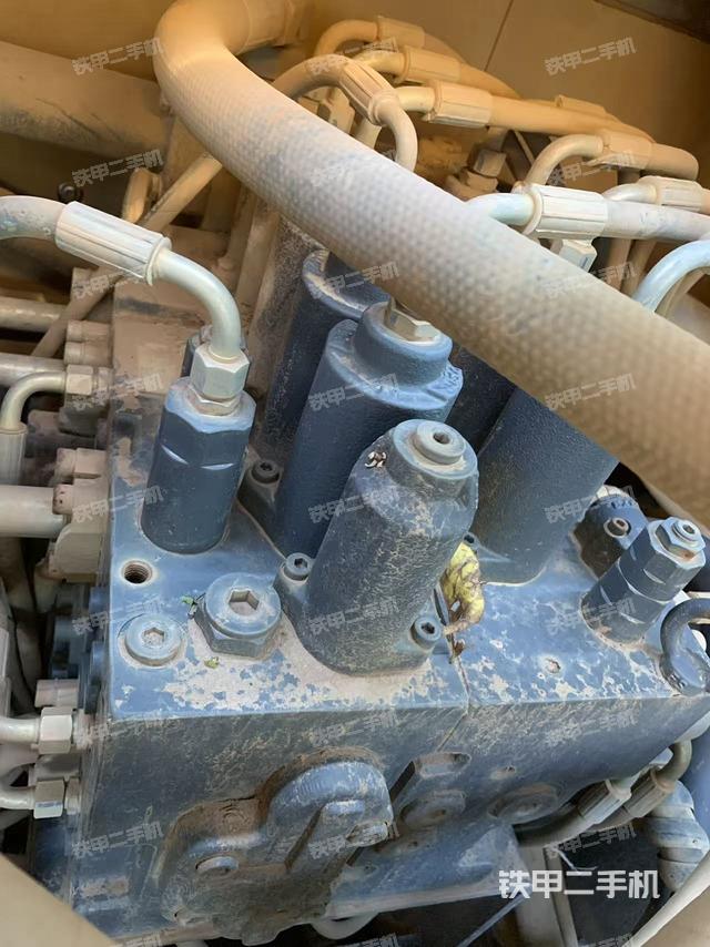 回转马达和主控阀（整机外观）