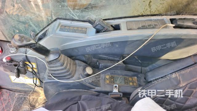 座椅右侧控制台/钥匙门/油门/含右手柄(驾驶室部分) 座椅右侧控制台/钥匙门/油门/含右手柄(驾驶室部分)