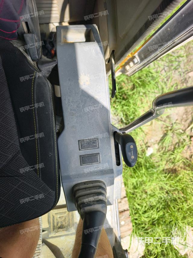 座椅左侧控制台/音响/含左手柄(驾驶室部分) 座椅左侧控制台/音响/含左手柄(驾驶室部分)