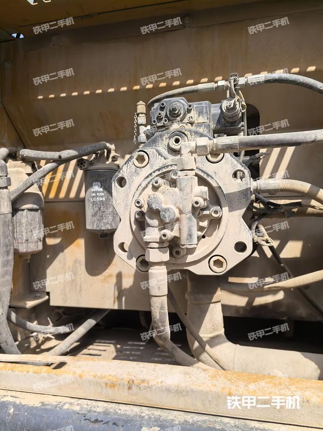 液壓泵艙室正面整體(整機(jī)外觀) 液壓泵艙室正面整體(整機(jī)外觀)