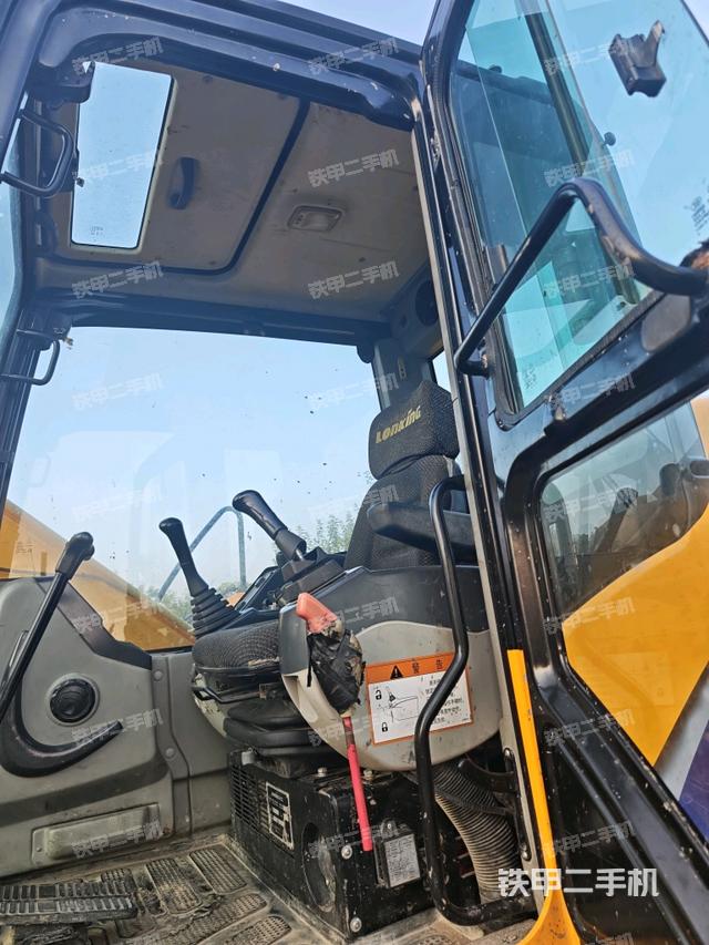 行走控制手柄和踏板 俯拍（驾驶室部分）