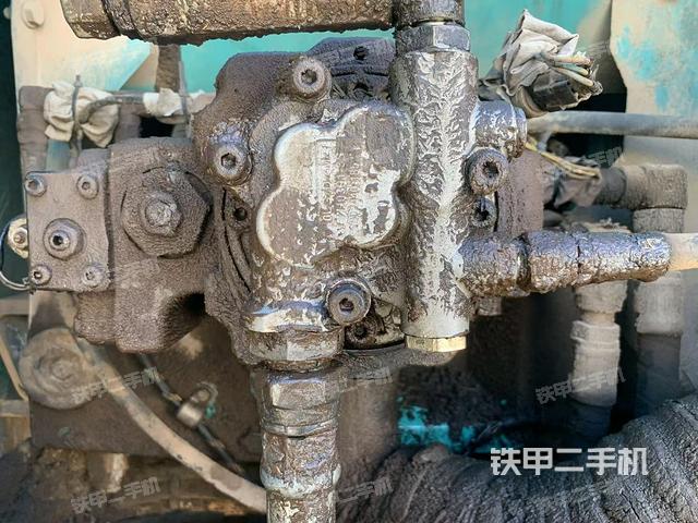 液压泵舱室正面整体(整机外观) 液压泵舱室正面整体(整机外观)
