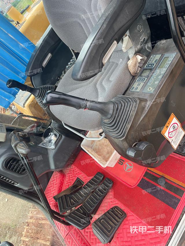 駕駛室整體(整機(jī)外觀) 駕駛室整體(整機(jī)外觀)