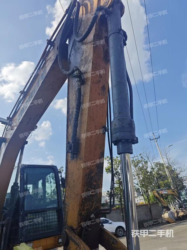 小臂整体右前(工作和回转装置) 小臂整体右前(工作和回转装置)
