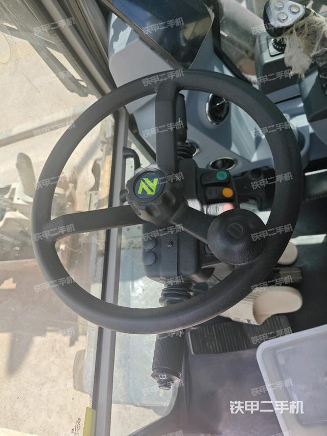 行走控制手柄和踏板?俯拍（駕駛室部分）