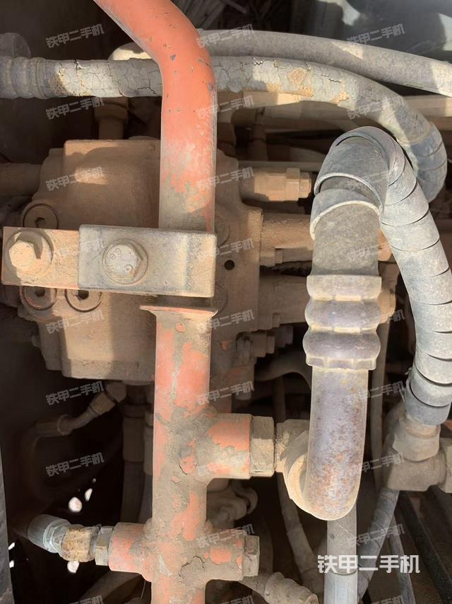 回转马达和主控阀(整机外观) 回转马达和主控阀(整机外观)