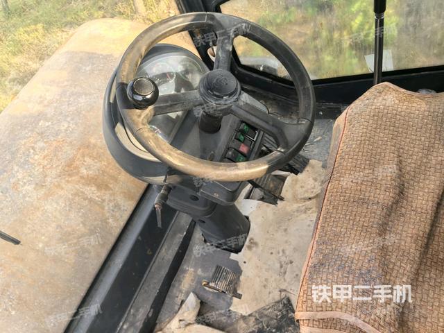 驾驶室侧向上照全景(压路机驾驶室) 驾驶室侧向上照全景(压路机驾驶室)