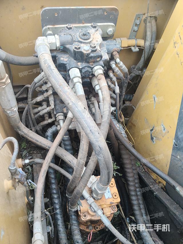 回轉(zhuǎn)馬達(dá)和主控閥(整機(jī)外觀) 回轉(zhuǎn)馬達(dá)和主控閥(整機(jī)外觀)