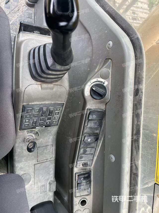 座椅右侧控制台/钥匙门/油门/含右手柄（驾驶室部分）