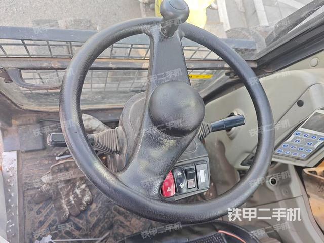 行走控制手柄和踏板 俯拍(驾驶室部分) 行走控制手柄和踏板 俯拍(驾驶室部分)